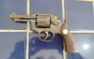 HOMEM É PRESO COM REVÓLVER E PORÇÃO DE MACONHA DURANTE PATRULHAMENTO EM BRUMADO