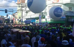 ACM Neto recebe aplausos e vaias durante caminhada do 2 de Julho em Salvador