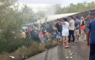 Tragédia na BR-116: identificadas as 16 vítimas de acidente entre van e caminhão na Bahia