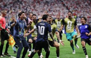 Argentina vence a Inglaterra de virada e garante vaga na final da Copa do Mundo