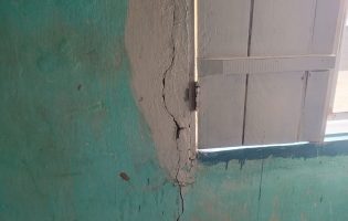 Idosa de 70 anos teme desabamento de casa no bairro Baraúnas e pede ajuda da Defesa Civil