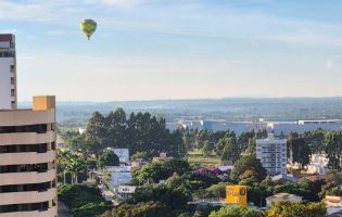Balão chama atenção e encanta moradores em Vitória da Conquista