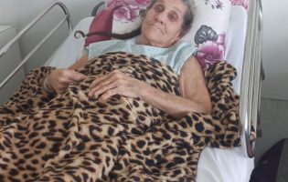 Apelo por Ajuda para Dona Angelina: Idosa com Fratura na Coluna Precisa de Cadeira de Banho, Fraldas e Colete