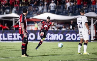 Vitória vence o Atlético-MG diante da torcida no Barradão e avança na classificação