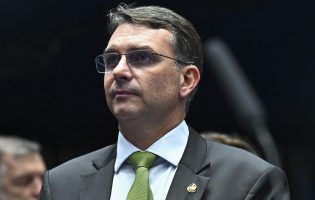 Flávio Bolsonaro fará primeiro ato de campanha na Bahia em Vitória da Conquista