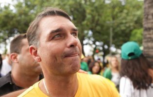 TCU arquiva pedido de Flávio Bolsonaro para investigar empresa ligada à ex-nora de Lula