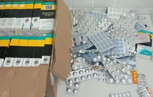 Motorista é preso com remédios controlados proibidos e arma de choque em Feira de Santana
