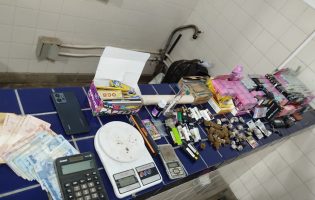 PM APREENDE DROGAS, DINHEIRO E DIVERSOS CIGARROS ELETRÔNICOS EM BRUMADO