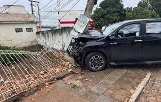 Carro derrapa no Centro de Livramento de Nossa Senhora e duas pessoas são socorridas na madrugada desta terça