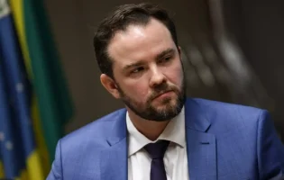 Ministro diz que Brasil está melhor que Argentina e chama Milei de “palhaço”