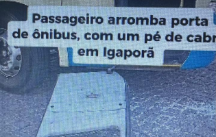 Passageiro revoltado arrebenta porta de ônibus da Novo Horizonte.