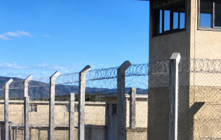 Erro em alvará faz homem ficar preso por mais de um ano além do prazo na Bahia