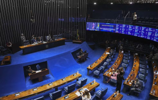 Senado aprova fim da escala 6×1 com redução gradual da jornada