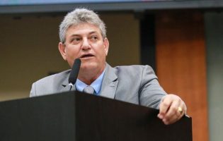 Deputado aparece em vídeo celebrando licitação e gera questionamentos sobre transparência