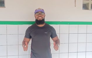 Campanha solidária troca alimentos por cortes de cabelo na Fazenda Sucupira