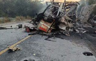 Tragédia na BR-251: acidente entre ônibus e carreta deixa mortos e feridos no Norte de Minas