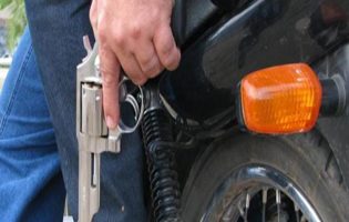 Lanchonete é assaltada por dupla armada no bairro São Cristóvão, em Caculé