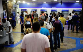 Procon autua agência bancária por filas excessivas e falhas na privacidade em Vitória da Conquista
