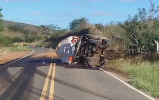 Caminhão carregado com óleo diesel tomba na BR-330 e deixa motorista gravemente ferido