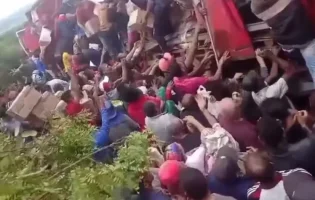 Carreta carregada com leite em pó tomba na BR-116, e carga é saqueada em Vitória da Conquista