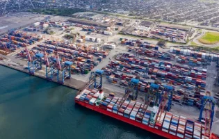 Brasil classifica como “injustas” possíveis tarifas dos EUA e intensifica negociações para evitar sobretaxas