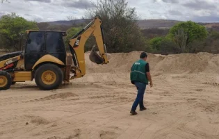 FISCALIZAÇÃO IDENTIFICA EXTRAÇÃO IRREGULAR DE AREIA DURANTE OPERAÇÃO EM BRUMADO