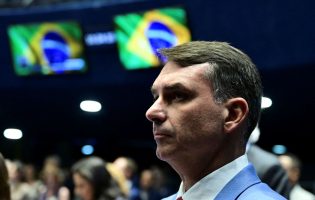 Flávio aceita abrir sigilos, mas impõe condições a Lula