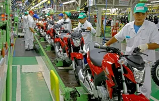 Indústria de motocicletas registra melhor semestre em 15 anos e monitora risco de seca na Amazônia