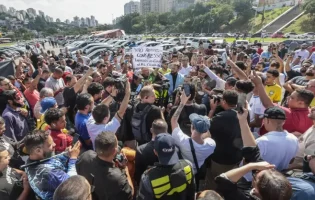Motoristas de aplicativo realizam protesto contra proposta de regulamentação do setor