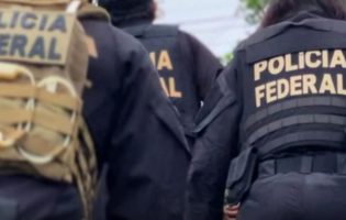 A Polícia Federal deflagrou uma operação para combater fraudes e corrupção, cumprindo mandados no município de Valença, na Bahia.