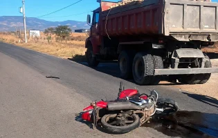 Colisão entre moto e caminhão deixa dois mortos na BA-152, em Livramento de Nossa Senhora